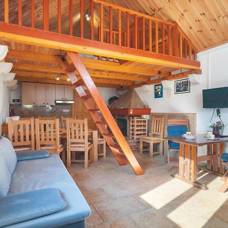 1 Bedroom Awesome Home In Postira Esterno foto