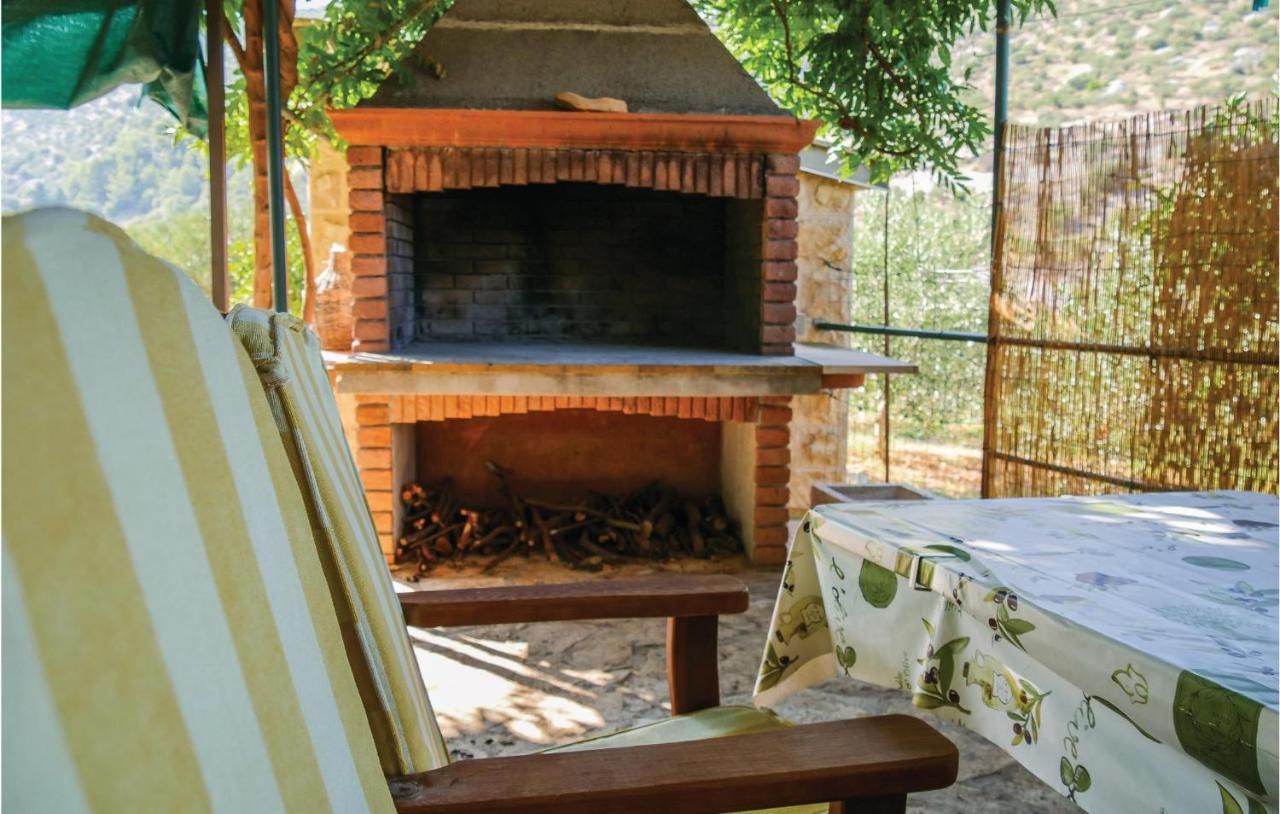 1 Bedroom Awesome Home In Postira Esterno foto