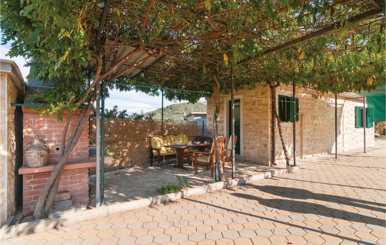 1 Bedroom Awesome Home In Postira Esterno foto