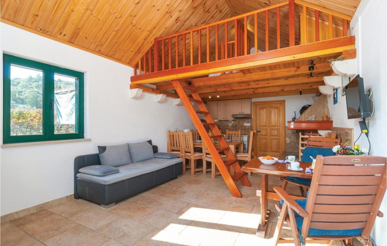 1 Bedroom Awesome Home In Postira Esterno foto