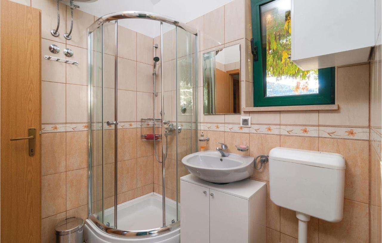 1 Bedroom Awesome Home In Postira Esterno foto