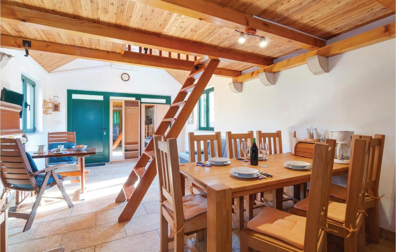 1 Bedroom Awesome Home In Postira Esterno foto