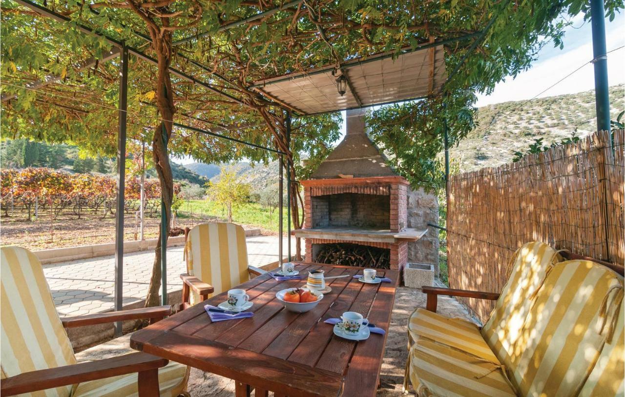 1 Bedroom Awesome Home In Postira Esterno foto